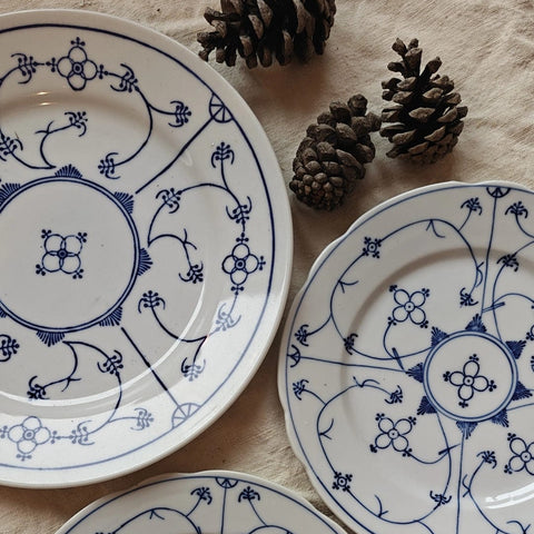 Set 3 farfurii: una întinsă și două de desert