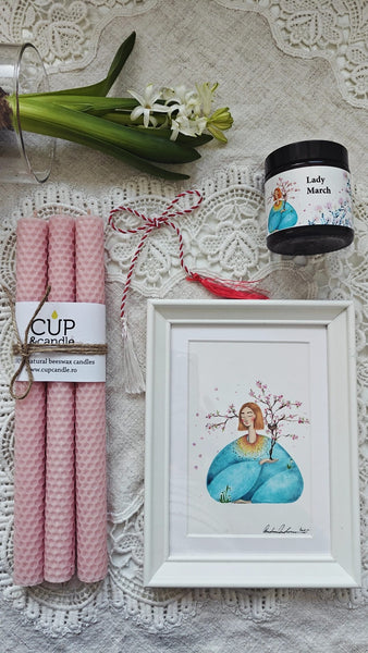 #Cadou. Cutie cadou #LadyMarch. Lumânare #goodmood, ilustrație cu ramă, lumânări din ceară de albine verde