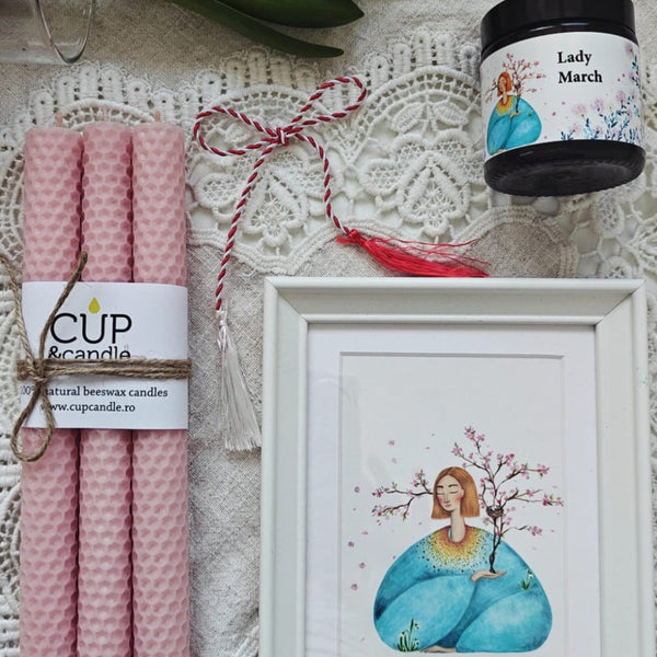#Cadou. Cutie cadou #LadyMarch. Lumânare #goodmood, ilustrație cu ramă, lumânări din ceară de albine verde