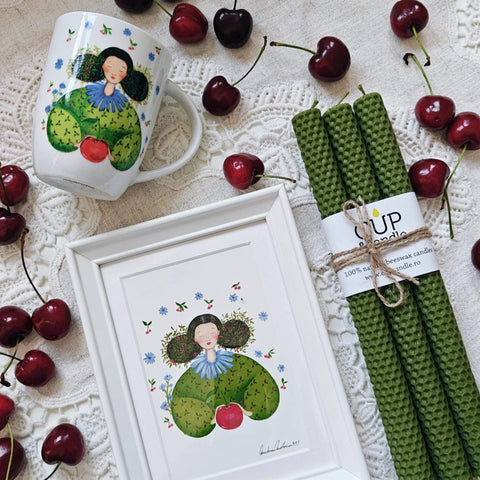 Cutie cadou #LadyJune. Ilustrație cu ramă, cană #LadyJune, lumânări verzi