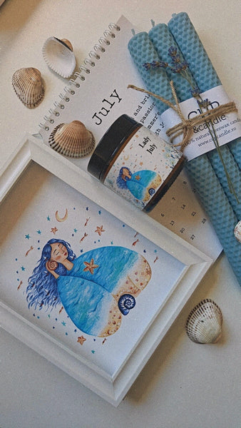 #Cadou. Cutie cadou lumânare #LadyJuly + calendar Andreea Molocea + lumânări din ceară de albine