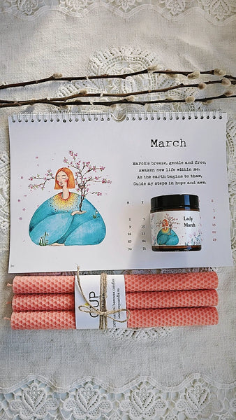 #Cadou. Cutie cadou lumânare #LadyMarch + calendar Andreea Molocea + lumânări din ceară de albine