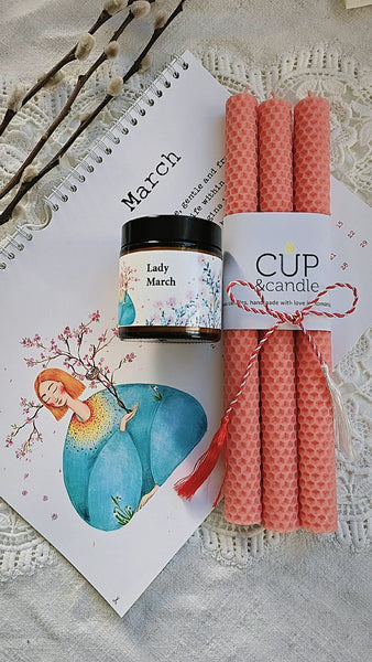 #Cadou. Cutie cadou lumânare #LadyMarch + calendar Andreea Molocea + lumânări din ceară de albine