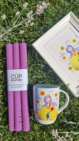 Cutie cadou #LadyAugust. Ilustrație cu ramă, cană #LadyAugust, lumânări mov