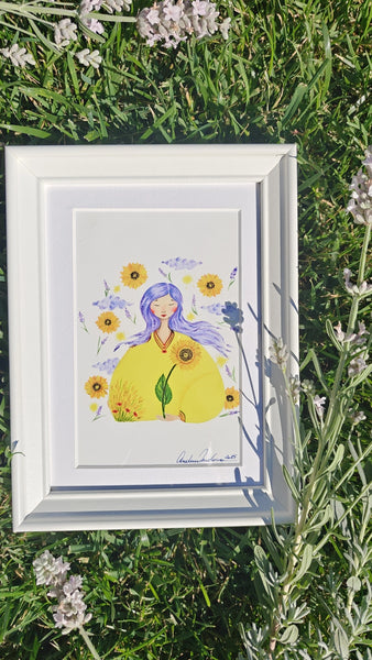 Cutie cadou #LadyAugust. Ilustrație cu ramă, cană #LadyAugust, lumânări mov