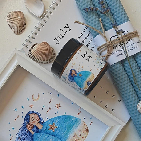 #Cadou. Cutie cadou lumânare #LadyJuly + calendar Andreea Molocea + lumânări din ceară de albine