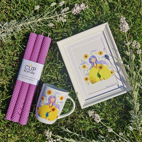 Cutie cadou #LadyAugust. Ilustrație cu ramă, cană #LadyAugust, lumânări mov