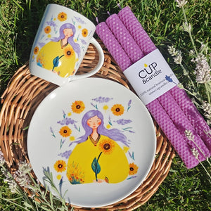 Cutie cadou #LadyAugust. Farfurie de desert și cană #LadyAugust, lumânări mov