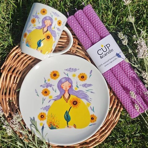 Cutie cadou #LadyAugust. Farfurie de desert și cană #LadyAugust, lumânări mov