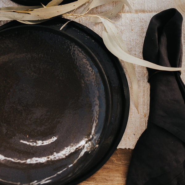 #NegruMat. Set 2 farfurii ușor adânci, din ceramică neagră cu reflexii maronii roșiatice, glazurate eco și lucrate manual