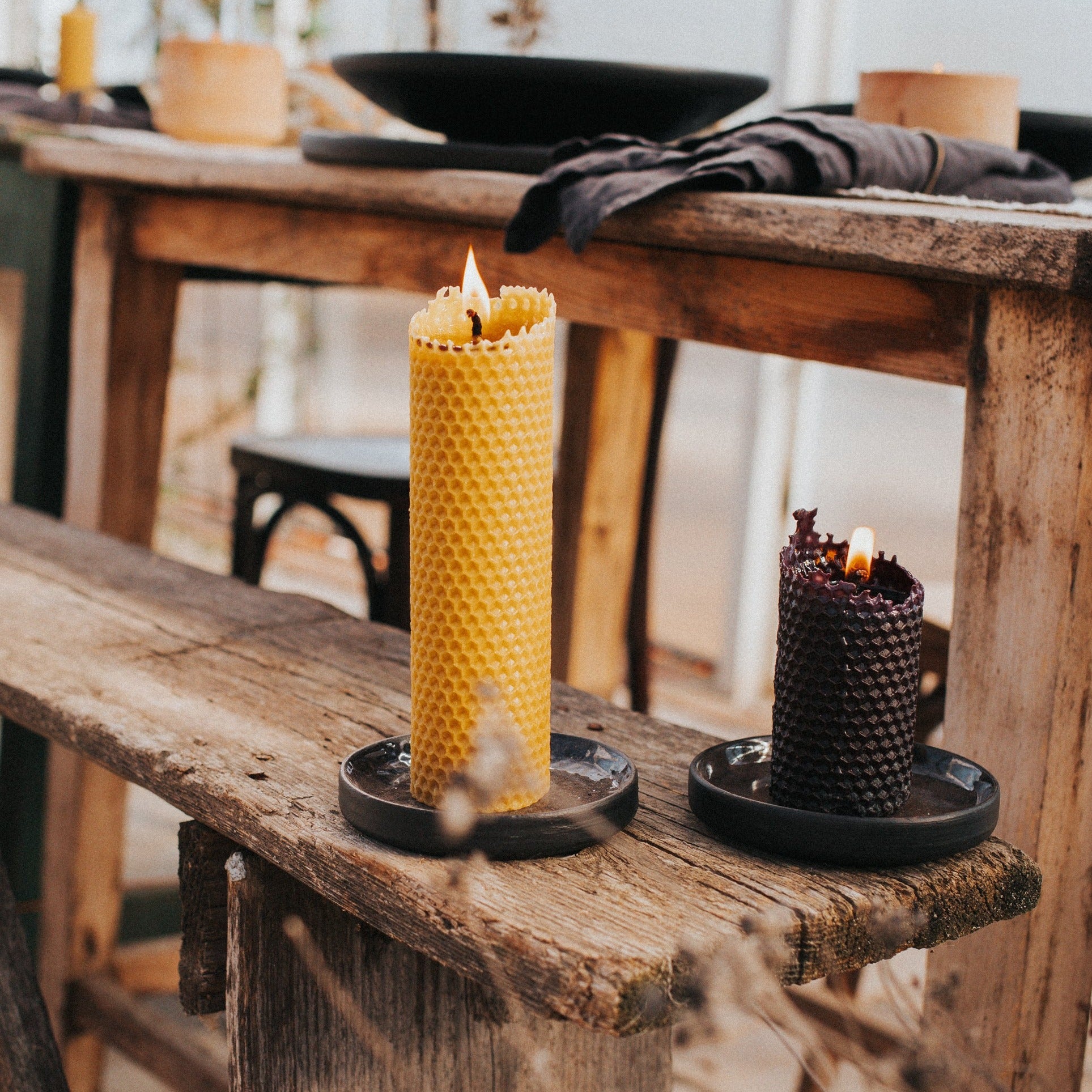 #NegruMat. Set cu lumânare din ceară de albine si farfurie mică din ceramică neagră cu reflexii maronii roșiatice, glazurată eco și lucrată manual