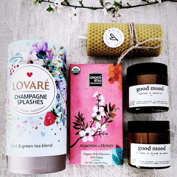 #deCadou. Set cadou, cu lumânări din ceară de soia, ceai Lovare Champagne Splashes, ciocolată cu miere și migdale și lumanare din ceară naturală de albine